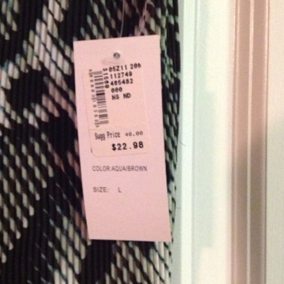 LIGHTWEIGHT SLEEVELESS PLISSE BLOUSE - Picture 2 of 3